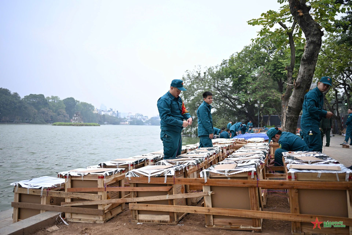 Công tác niêm phong để chuẩn bị cho màn nghệ thuật ánh sáng chào đón năm mới 2025 tại khu vực trận địa Hồ Hoàn Kiếm. 