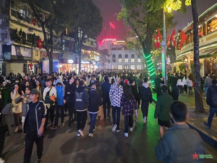 Người dân tập trung về khu vực chuẩn bị bắn pháo hoa bên bờ hồ Hoàn Kiếm. 