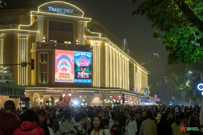 Khu vực Trung tâm thương mại Tràng Tiền gần như không còn chỗ trống. 