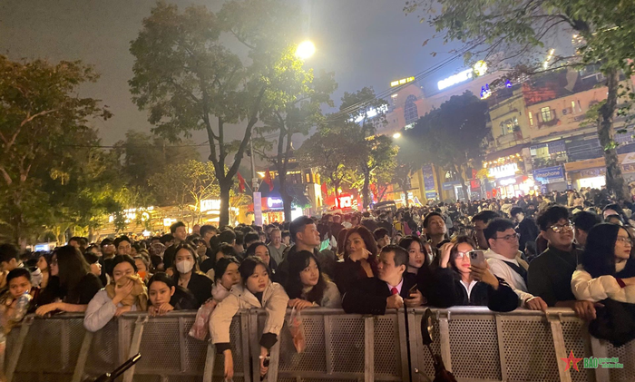 Người dân tập trung tại các khu vực biểu diễn của chương trình Countdown.
