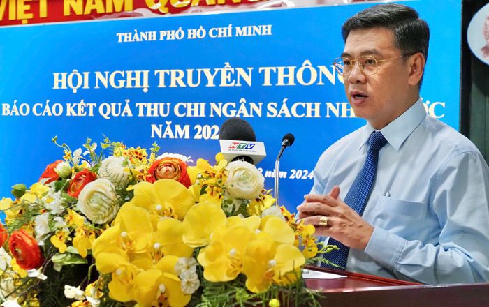 Phó Chủ tịch UBND TPHCM Nguyễn Văn Dũng phát biểu tại hội nghị. Ảnh: HOÀNG HÙNG