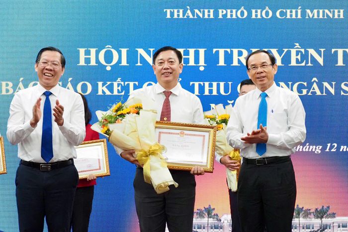 Lãnh đạo Sở Tài chính nhận bằng khen từ Bí thư Thành ủy và Chủ tịch UBND TPHCM. Ảnh: HOÀNG HÙNG