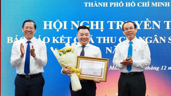 Lãnh đạo Ban Kinh tế - Ngân sách HĐND TPHCM nhận bằng khen từ Bí thư Thành ủy và Chủ tịch UBND TPHCM. Ảnh: HOÀNG HÙNG