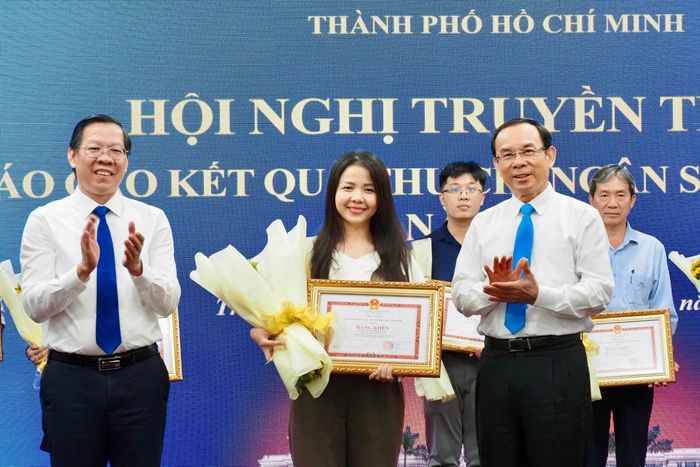 Doanh nghiệp nhận bằng khen từ lãnh đạo UBND TPHCM do thành tích xuất sắc nộp ngân sách nhà nước năm 2024. Ảnh: HOÀNG HÙNG