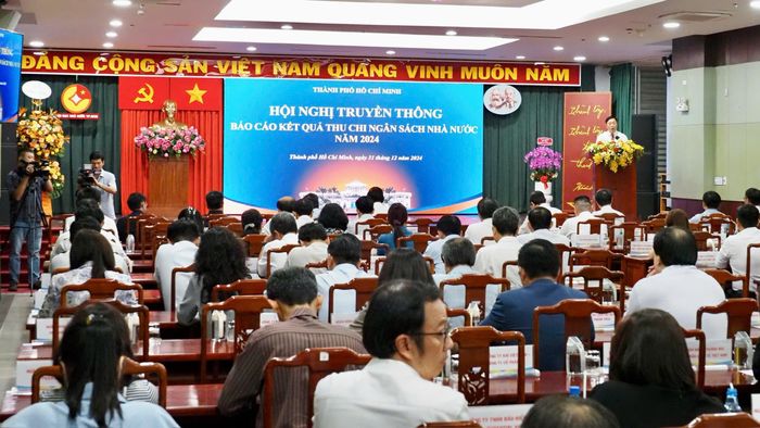 Giám đốc Sở Tài chính TPHCM Nguyễn Hoàng Hải báo cáo tại hội nghị. Ảnh: HOÀNG HÙNG