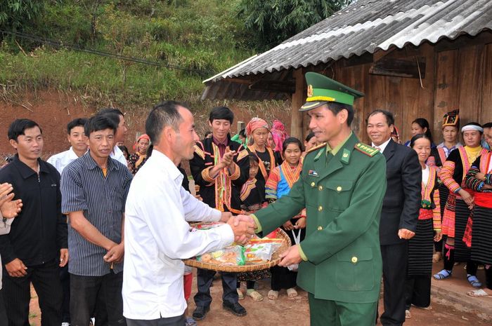 Già làng, trưởng bản, người có uy tín tỉnh Điện Biên thăm hỏi, động viên cán bộ, chiến sĩ BĐBP. Ảnh: Tân An