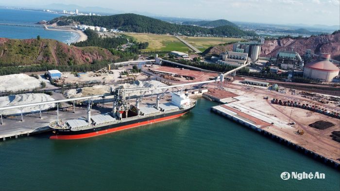 Một cầu cảng tổng hợp thuộc cụm cảng quốc tế Vissai. Năm 2024, các cầu cảng tổng hợp của Vissai ở vùng biển Nghi Thiết đã đón hơn 200 lượt tàu ra vào cảng với lượng hàng hóa thông qua cảng trên 2.100.000 tấn. Ảnh: Thành Cường