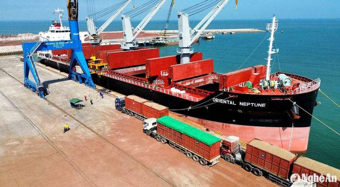 Cầu cảng tổng hợp số 4 thuộc cụm cảng quốc tế Vissai ở Nghi Thiết (Nghi Lộc) đón tàu trên 50.000 tấn vào bốc xếp hàng hóa xuất khẩu trong năm 2024. Ảnh: Hữu Hoàng