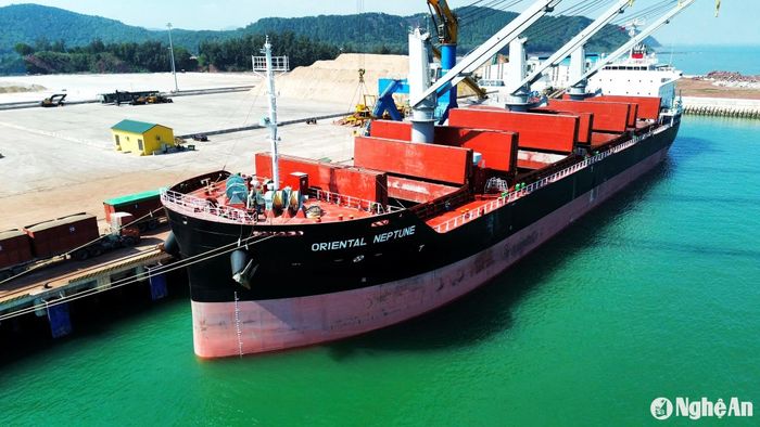 Các cầu cảng tổng hợp ở Nghi Thiết thuộc cụm cảng quốc tế Vissai có khả năng đón tàu hàng từ 30.000 - 70.000 tấn vào bốc xếp hàng hóa. Ảnh: Hữu Hoàng