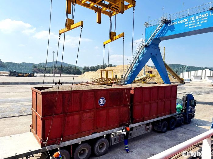 Bốc dỡ hàng hóa tại cầu cảng tổng hợp thuộc cụm cảng quốc tế Vissai- Nghi Thiết. Ảnh: Hữu hoàng