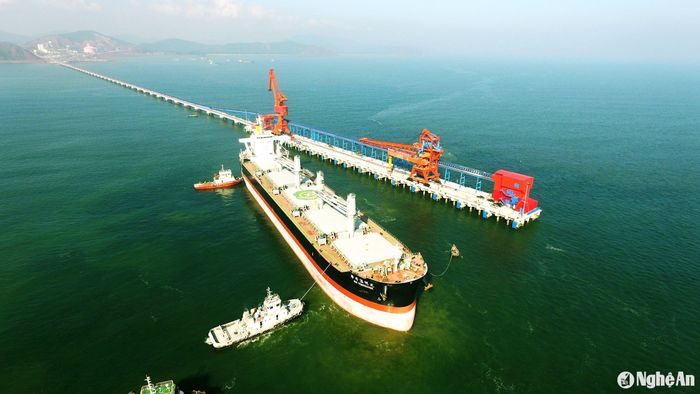 Cầu cảng chuyên dùng xuất khẩu xi măng của Công ty cổ phần Xi măng Sông Lam tại vùng cảng Vissai - Nghi Thiết (Nghi Lộc - Nghệ An) có thể đón tàu 100.000 tấn vào bốc xếp hàng hóa. Ảnh tư liệu
