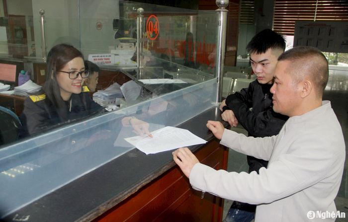 Người dân được cán bộ Chi cục Thuế Vinh tiếp nhận hồ sơ, xử lý nhiệt tình, nhanh chóng, đối với các trường hợp thiếu giấy tờ được hướng dẫn bổ sung kịp thời . Ảnh: Quang An