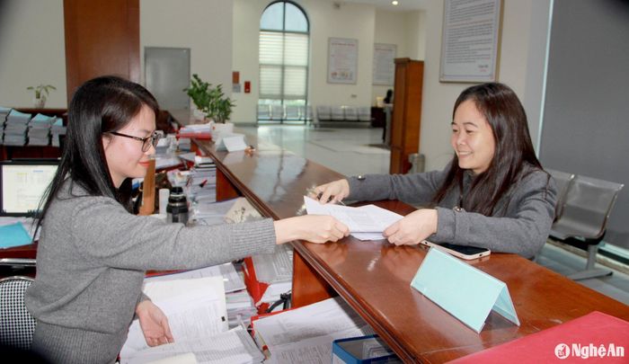 Người dân, đơn vị làm thủ tục tại các đơn vị được hướng dẫn tận tình, chu đáo. Thông qua công tác cải cách hành chính, tập trung quyết liệt chỉ đạo công tác thu, khai thác nguồn thu và công tác chống thất thu thuế, thu ngân sách trên địa bàn tỉnh đã đạt được những kết quả quan trọng. Ảnh: Quang An