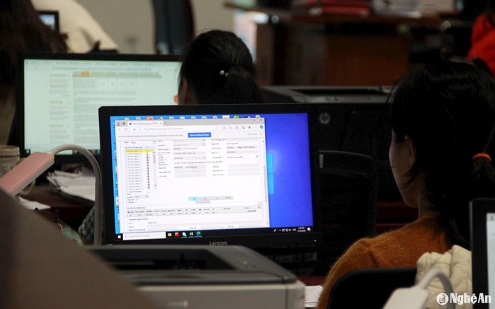 Lãnh đạo Kho bạc Nhà nước cho biết: Mấy ngày cuối năm, cán bộ kho bạc Nhà nước phải làm việc đến 12h đêm mới về nhà, vừa để đảm bảo công việc cuối năm của các đơn vị, vừa phục vụ việc sáp nhập. Ảnh: Trân Châu