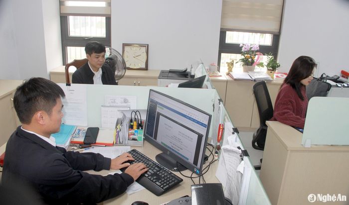 Tại Sở Tài chính, công việc cuối năm tăng cao, cán bộ các phòng, ban đều tăng cường làm thêm giờ để công việc xử lý kịp thời về thu - chi ngân sách. Theo báo cáo của Sở Tài chính Nghệ An, số thu ngân sách Nghệ An ngày 31/12 vượt 25.000 tỷ đồng. Ảnh: Quang An