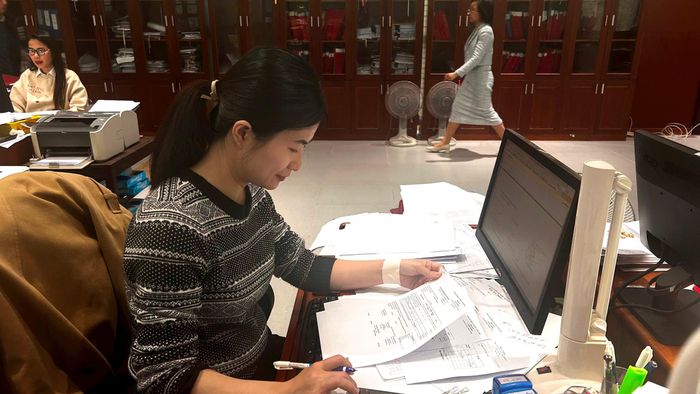 Kho bạc Nhà nước tỉnh và các huyện chủ động phối hợp với các sở, ban, ngành, các đơn vị sử dụng ngân sách, đôn đốc các chủ đầu tư và ban quản lý dự án đẩy nhanh tiến độ giải ngân vốn đầu tư; đáp ứng kịp thời nhu cầu chi tiêu của các đơn vị sử dụng ngân sách. Ảnh: Trân Châu