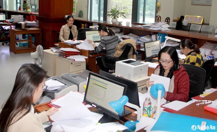 Lãnh đạo Kho bạc Nhà nước Nghệ An cho biết, thời điểm cuối năm, số lượng người dân, doanh nghiệp, đơn vị làm các thủ tục tăng hơn so với ngày thường, do đó, đơn vị cũng chỉ đạo cán bộ, nhân việc tăng cường thời gian, năng suất làm việc để phục vụ nhu cầu của người dân. Ảnh: Quang An
