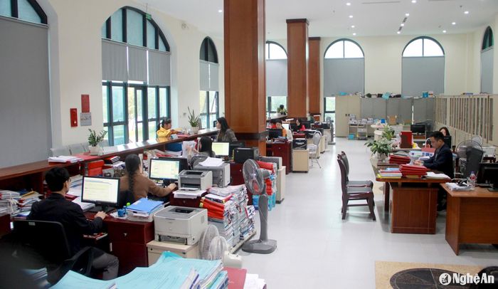 Tại Kho bạc Nhà nước tỉnh Nghệ An, các cán bộ của đơn vị cũng đang chạy đua với thời gian để công tác thanh, quyết toán cuối năm được đảm bảo đúng tiến độ. Những năm qua, Kho bạc Nhà nước Nghệ An luôn nêu cao tinh thần trách nhiệm, kỷ luật, kỷ cương, ứng dụng công nghệ thông tin xử lý hồ sơ quyết toán cuối năm kịp thời cho các đơn vị hưởng ngân sách. Ảnh: Quang An