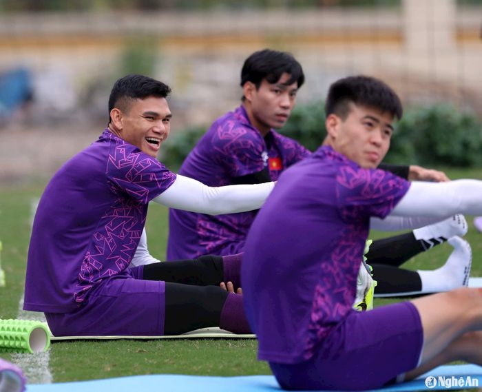 Với chiến thắng thuyết phục trước Singapore, tinh thần của Xuân Mạnh và các đồng đội rất thoải mái. Ảnh: Hải Hoàng