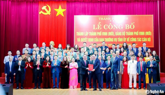 Đồng chí Nguyễn Đức Trung - Bí thư Tỉnh ủy, Chủ tịch UBND tỉnh trao Quyết định của Ban Chấp hành Đảng bộ tỉnh về thành lập Đảng bộ thành phố Vinh; trao Quyết định của Ban Thường vụ Tỉnh ủy chỉ định Ban Chấp hành, Ban Thường vụ, Bí thư và Phó Bí thư Thành ủy Vinh. Ảnh: Phạm Bằng