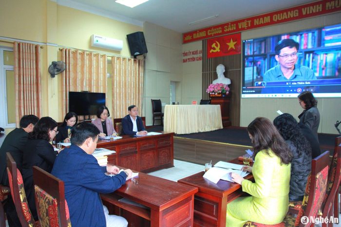 Ban Giám khảo vòng Chung khảo tiến hành chấm các tác phẩm. Ảnh: Ngân Hạnh