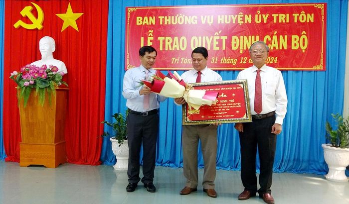 Trao quyết định nghỉ hưu đối với Phó Chủ tịch UBND huyện Tri Tôn Đỗ Minh Trí
