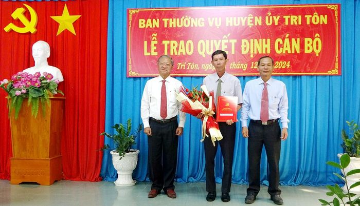 Trao quyết định thôi giữ chức vụ theo nguyện vọng đối với Bí thư Đảng ủy xã Vĩnh Gia