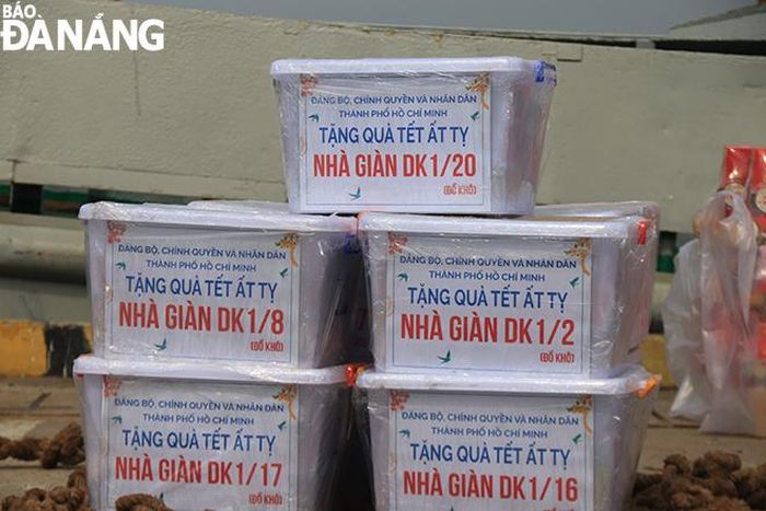 Quà Tết có 27 mặt hàng như: bánh, kẹo, gạo nếp, lá dong, đậu xanh, giò chả, miến mì, cây quất mai đào...với tổng trị giá khoảng hơn 2 tỷ đồng. Ảnh: ĐẮC MẠNH