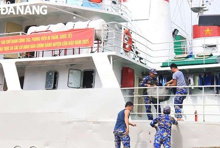 Chuyển quà Tết lên tàu gửi tới cán bộ, chiến sĩ trên các nhà giàn DKI, tàu trực, Trạm ra đa 590. Ảnh: ĐẮC MẠNH 
