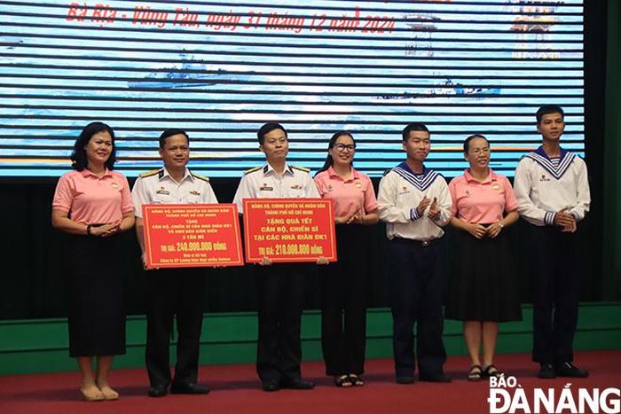 Tặng quà Tết cho cán bộ, chiến sĩ các Nhà giàn DK1. Ảnh: ĐẮC MẠNH