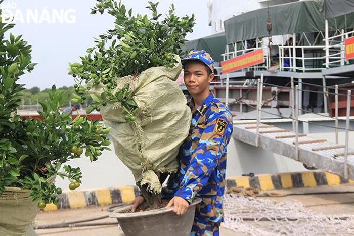 “Tôi vừa hoàn thành nhiệm vụ ở Nhà giàn và đã đón Tết ở Nhà giàn nên rất hiểu và trân quý các món quà từ đất liền gửi ra. Tôi hi vọng các chiến sĩ mới năm nay đón Tết ở Nhà giàn sẽ vui tươi, đầm ấm hơn”, chiến sĩ Trần Quang Huy, Tiểu đoàn DK1 tâm sự. Ảnh: ĐẮC MẠNH