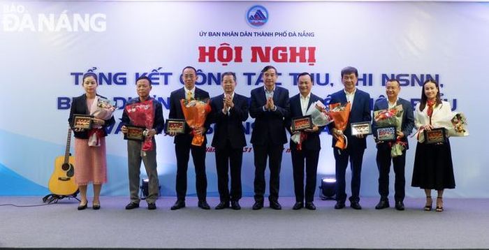 Bí thư Thành ủy Nguyễn Văn Quảng và Chủ tịch UBND thành phố Lê Trung Chinh (giữa) biểu dương các doanh nghiệp nộp thuế tiêu biểu của thành phố. Ảnh: M.QUẾ