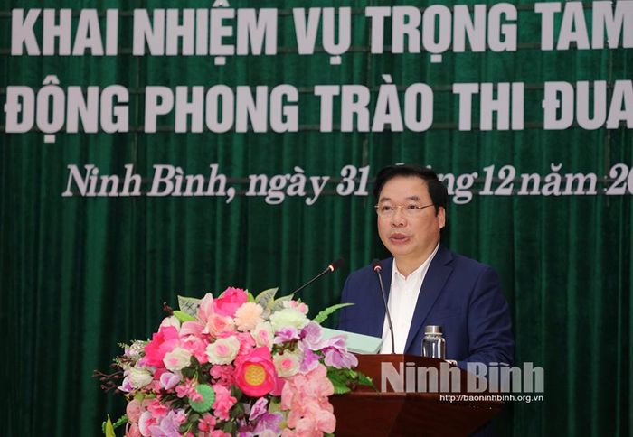 Đồng chí Phó Chủ tịch Thường trực UBND tỉnh Tống Quang Thìn trình bày Báo cáo kiểm điểm công tác chỉ đạo, điều hành năm 2024 và nhiệm vụ, giải pháp chỉ đạo, điều hành trọng tâm năm 2025 của UBND tỉnh.