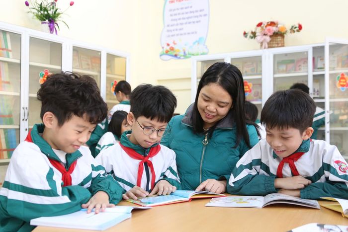 Cô Đào Thị Mai Hương, nhân viên thư viện Trường Tiểu học Gia Cẩm, TP Việt Trì luôn hoàn thành xuất sắc nhiệm vụ.