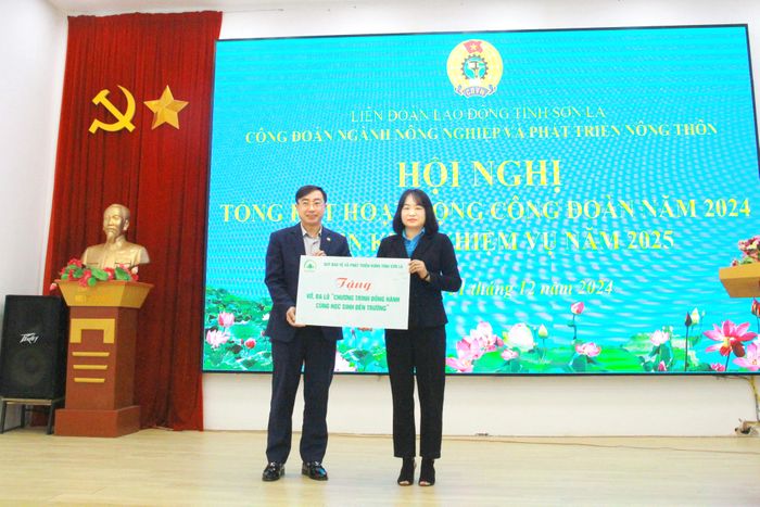 Lãnh đạo Quỹ Bảo vệ và phát triển rừng tỉnh trao vở, ba lô “Chương trình đồng hành cùng học sinh đến trường” cho con em đoàn viên, công nhân lao động của ngành.