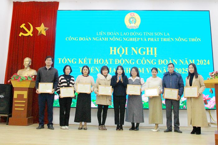 Lãnh đạo Công đoàn ngành Nông nghiệp và PTNT tặng giấy khen cho các cá nhân.