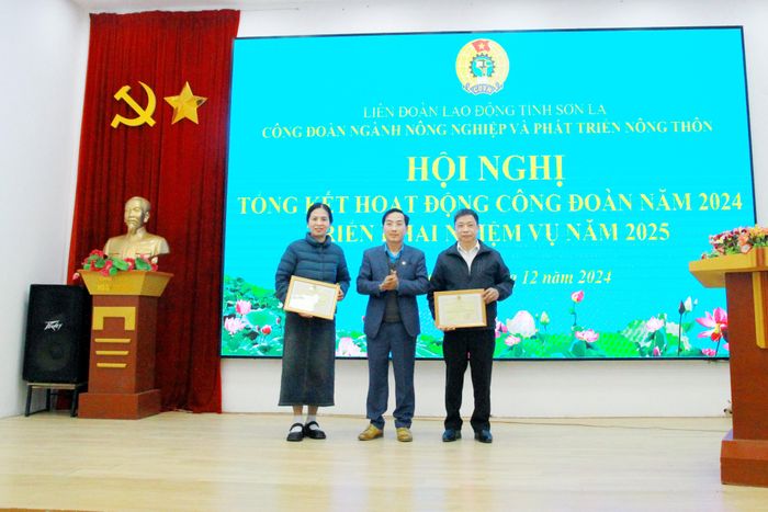 Lãnh đạo LĐLĐ tỉnh trao giấy khen của Công đoàn ngành Nông nghiệp và PTNT cho các tập thể.