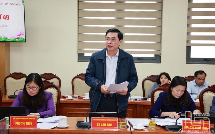 Lãnh đạo Ban Kinh tế - Ngân sách HĐND tỉnh báo cáo dự kiến kế hoạch công tác và chương trình giám sát năm 2025 của Ban.