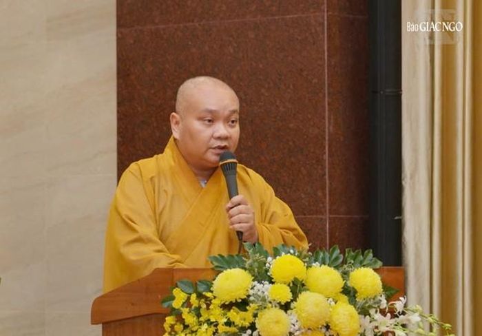 Thượng tọa Thích Trung Nguyện trình bày báo hoạt động Phật sự năm 2024 của GHPGVN TP.HCM