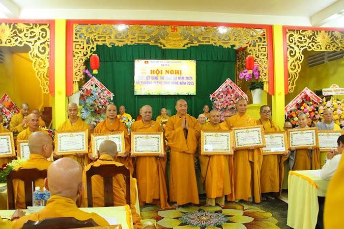 Tập thể và cá nhân nhận Bằng công đức từ GHPGVN