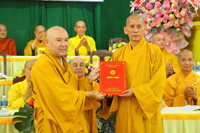 Hòa thượng Thích Thiện Thống trao quyết định Phó ban Thường trực Ban Trị sự GHPGVN tỉnh đến Thượng tọa Thích Chơn Trí