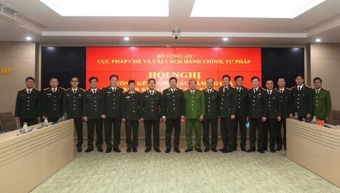 Thứ trưởng Lê Quốc Hùng và các đại biểu tham dự hội nghị. 