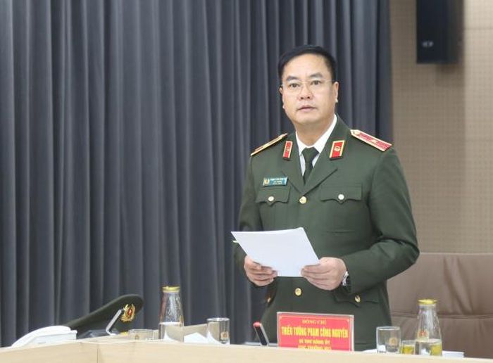 Thiếu tướng Phạm Công Nguyên phát biểu tại hội nghị. 