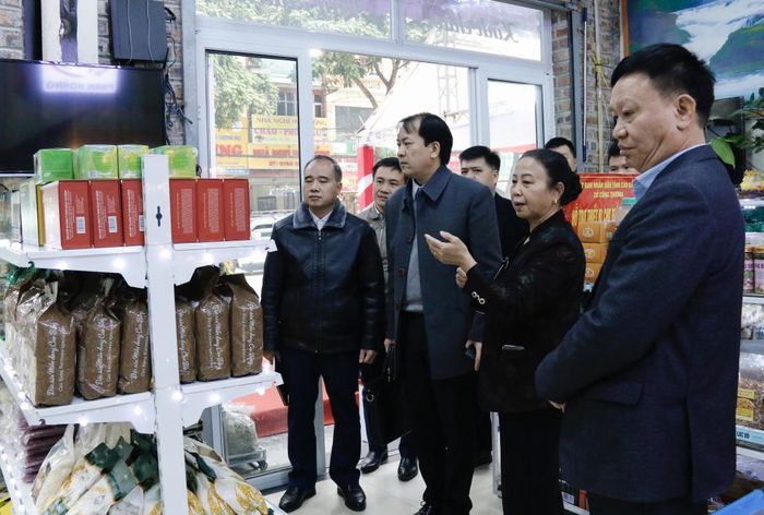Các đại biểu tham quan điểm giới thiệu và bán sản phẩm của Công ty TNHH Sản xuất và Thương mại Phan Hoàng tại Phố đi bộ Kim đồng (Thành phố).