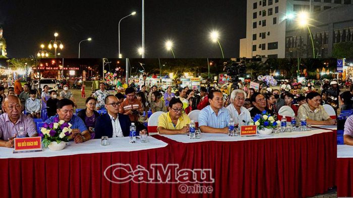 Đại biểu và đông đảo người dân đến xem và thưởng thức các tiết mục đặc sắc của chương trình.