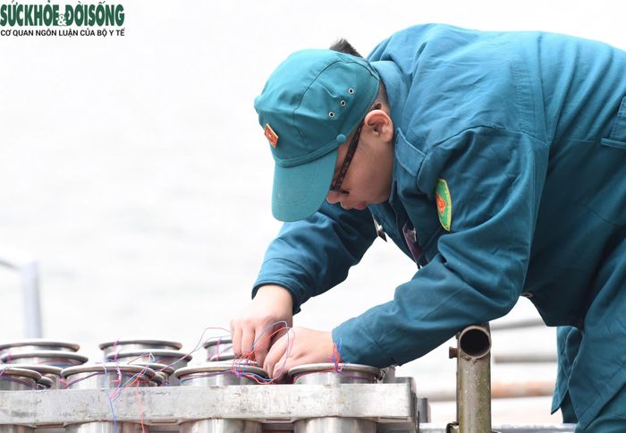 Bên trong trận địa, các giàn pháo hoa được lắp đặt cố định, sẵn sàng đưa pháo vào ống phóng.