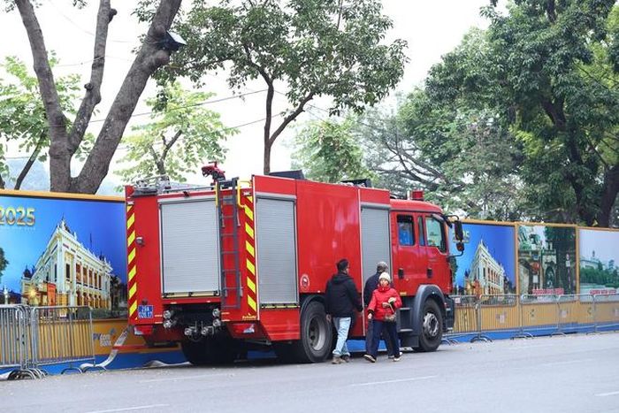Các phương tiện chữa cháy, xe cấp cứu luôn thường trực tại khu vực trận địa pháo hoa.