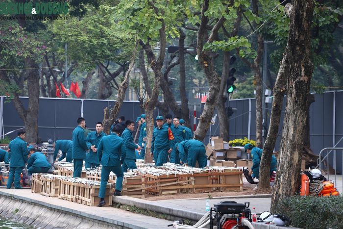 Ghi nhận của PV, trong sáng nay, các chiến sĩ Ban Chỉ huy Quân sự Quận cùng đơn vị dân quân các phường trong quận và lực lượng tăng cường của Bộ Tư lệnh Thủ đô có mặt để thực hiện nhiệm vụ.