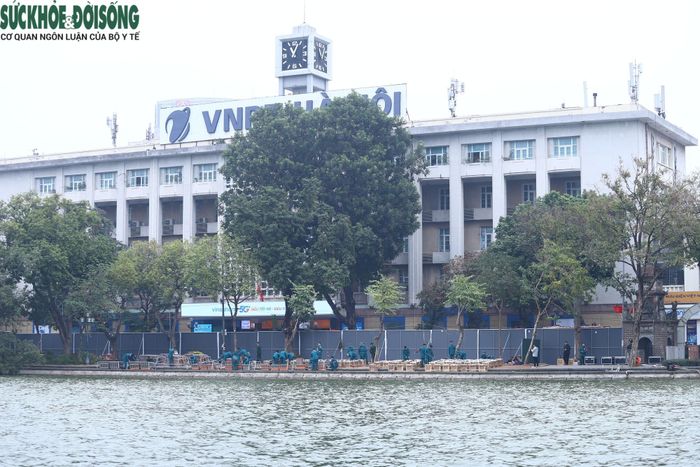Các lực lượng nhanh chóng lắp đặt trận địa pháo hoa ở Hoàn Kiếm, sẵn sàng cho màn trình diễn hoành tráng chào năm mới 2025.