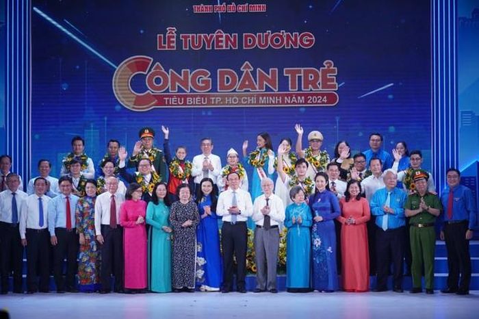 14 gương mặt 'Công dân trẻ tiêu biểu TP. HCM' năm 2024 cùng chụp ảnh với lãnh đạo Thành phố và Trung ương.